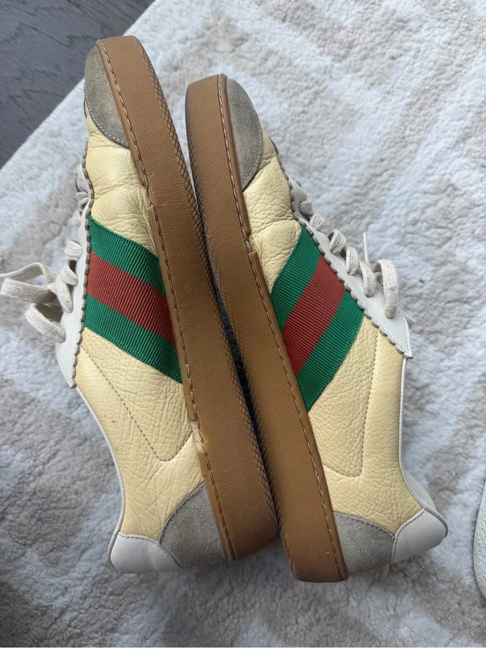Gucci Cream Low Top Sneakers with Green Red Stripes